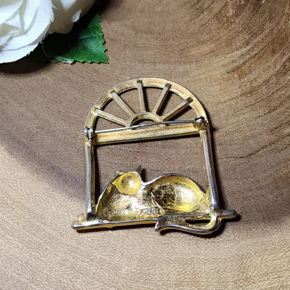 Vintage Whimsical Signed JJ Gold Toned Cat In Window Brooch